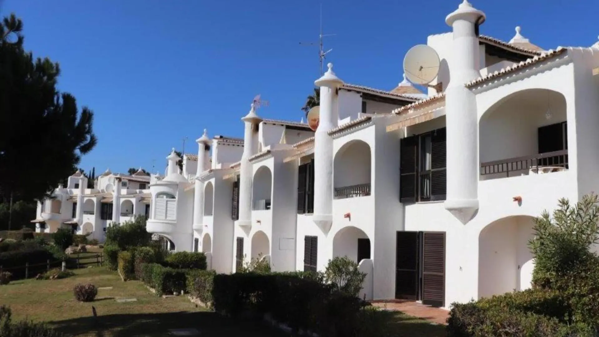 Terraced House In Armacao De Pera, Algarve contacts